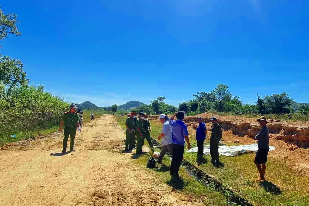 Chiếc xe máy nằm cách vị trí người đàn ông tử vong khoảng 1,8km. Ảnh PP, tu-vong (1).jpg