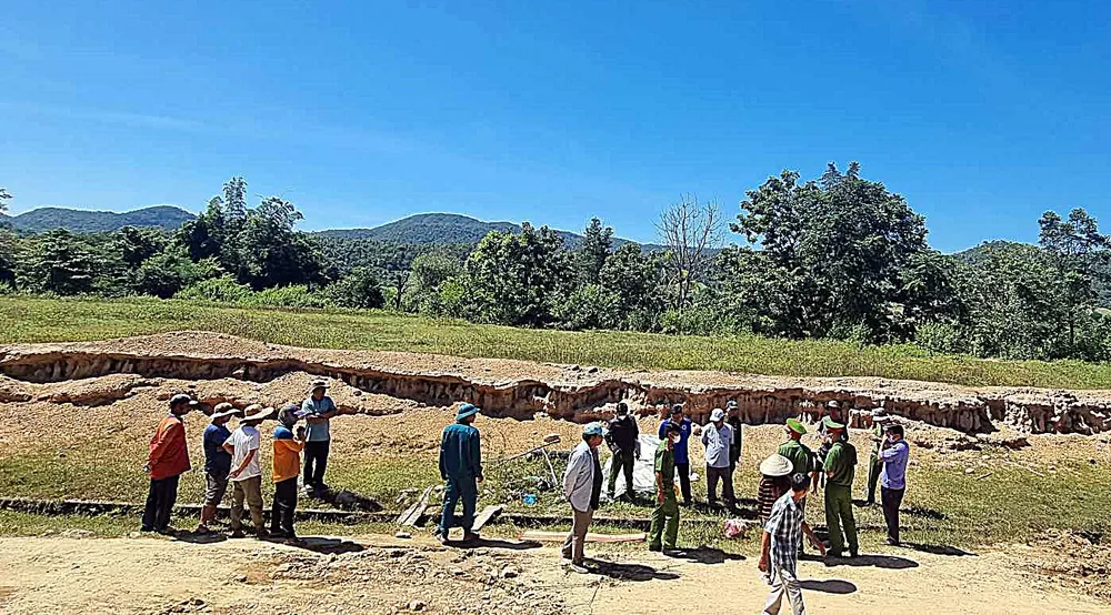 Lực lượng chức năng đến hiện trường điều tra nguyên nhân tử vong của ông LCS. Ảnh PP. tử vong