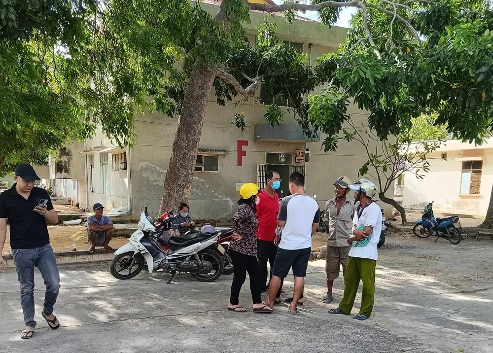 Người thân bàng hoàng khi nhận tin nạn nhân đã tử vong. Ảnh: PĐ hon-chien-2-7226.jpg