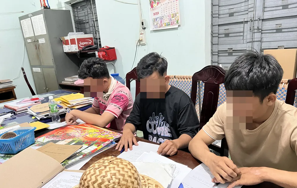 3 thanh niên ở Bắc Bình đang bị tạm giữ để điều tra. Ảnh: PV01 pháo nổ