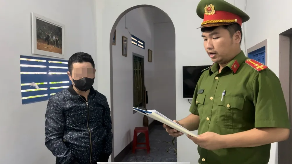 Cơ quan điều tra đọc lệnh khám xét một trường hợp tàng trữ pháo nổ trái phép. phao-no2-6082.jpg