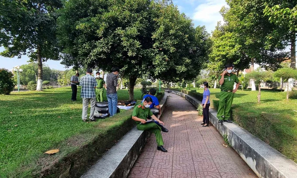 Cơ quan điều tra khám nghiệm hiện trường. Ảnh: PĐ công viên