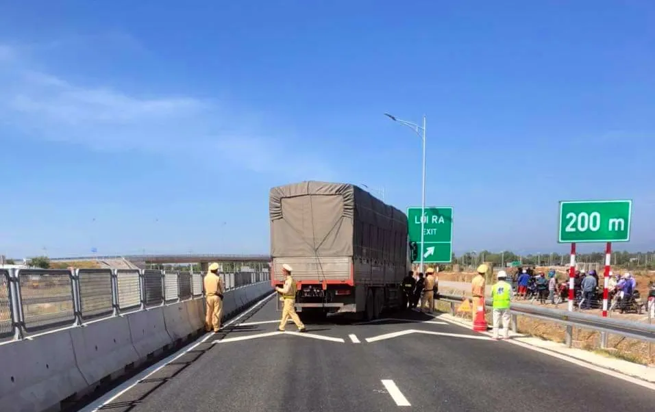 Sau khi không chấp hành hiệu lệnh, tông CSGT, lái xe tải để xe chắn hết làn đường. CSGT.jpg