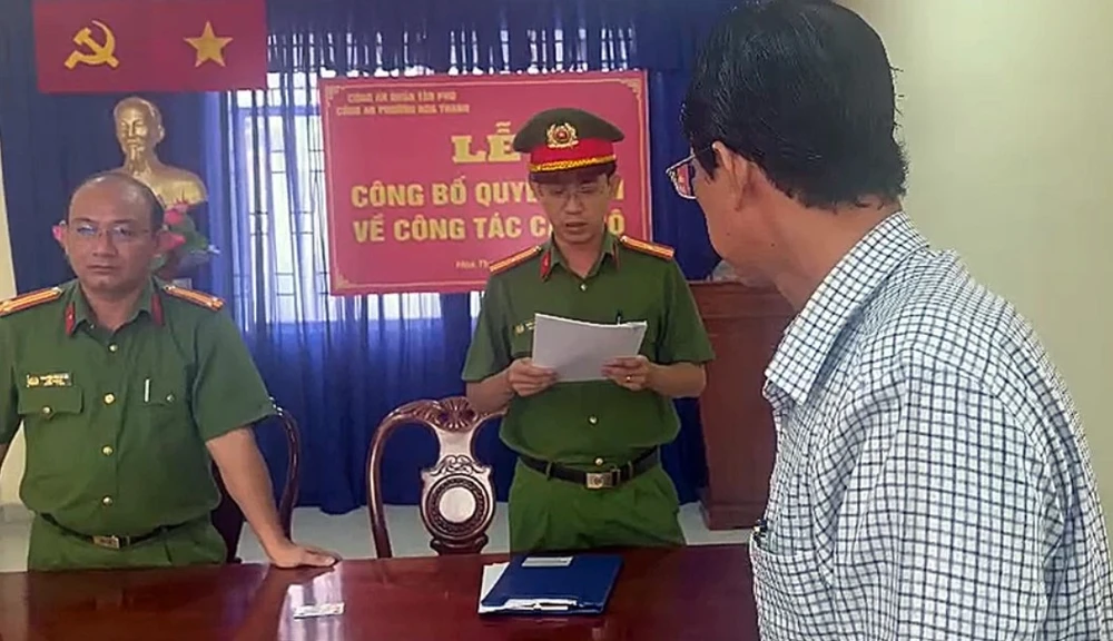 Cơ quan Cảnh sát điều tra Công an tỉnh Bình Thuận công bố quyết định khởi tố bị can. Ảnh: PĐ bac-si.jpg