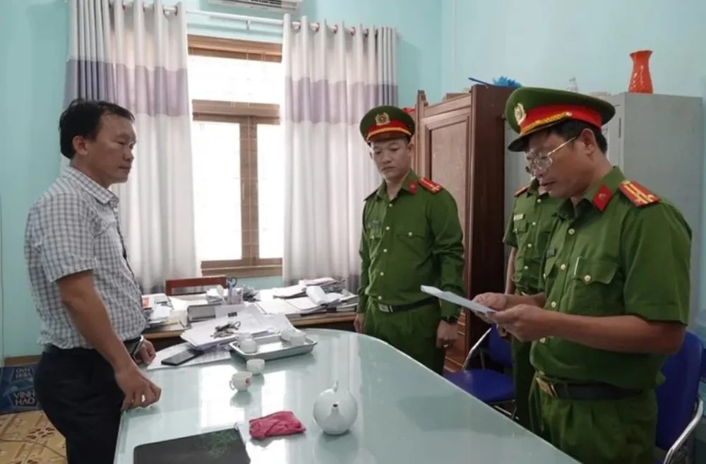 Cơ quan điều tra công bố quyết định khởi tố bị can Phùng Thế Văn vào tháng 9-2023. sổ hồng