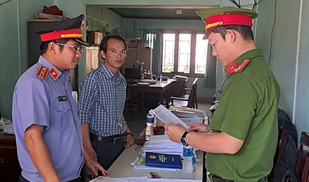 Hoàng Thuận Thiên nghe công bố quyết định khởi tố vào tháng 2-2023. Ảnh NY. so-hong1.jpg
