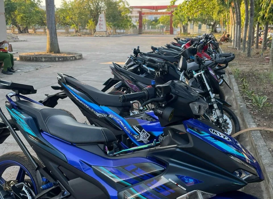 46 môtô bị tạm giữ sau khi gây mất an ninh trật tự trên QL1A. Ảnh CAHT. QL1A (1).jpg