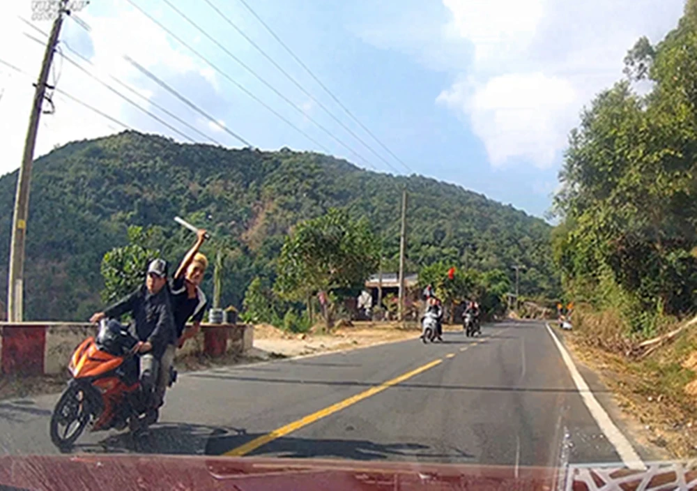 Clip ghi lại thanh niên tóc vàng vung cao mã tấu để chém vào ôtô. thanh niên