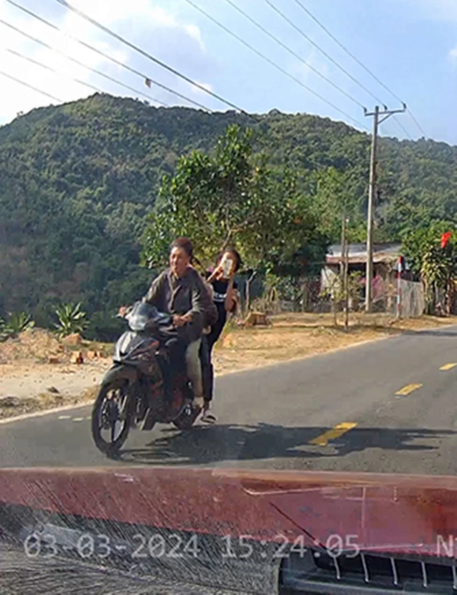 Một thiếu nữ đi sau còn thích thú lấy điện thoại ghi hình hành vi phản cảm trên. thanh-nien (2).jpg