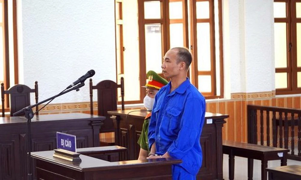 Phạm nhân Trần Quang Tuyến tại phiên tòa ngày 12-3. Ảnh: PĐ phạm nhân