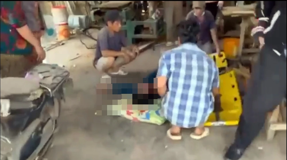 Hiện trường nơi người thợ hồ ngã xuống đất bất tỉnh. Ảnh cắt từ clip. thợ hồ