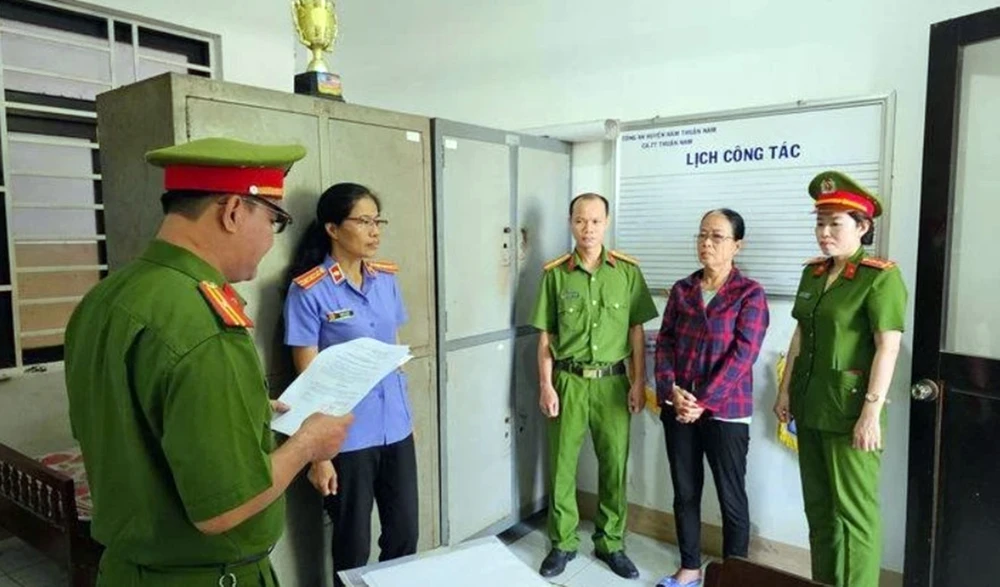 Bùi Thị Dần nghe công bố lệnh bắt giam hồi tháng 4-2023. Ảnh: PP huê hụi