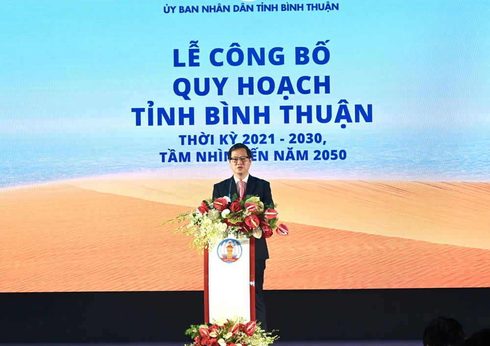 Bình Thuận đã trao giấy chứng nhận đăng ký đầu tư và quyết định chấp thuận chủ trương đầu tư cho 4 dự án với tổng vốn đầu tư gần 2.100 tỷ đồng, trao bảng ghi nhớ đăng ký đầu tư cho 7 nhà đầu tư với tổng vốn đăng ký trên 127.000 tỷ đồng. binh-thuan (1).jpg