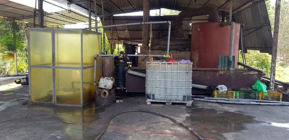 Nhà xưởng của điểm tái chế chất thải. Ảnh: PĐ ham-tan (3).jpg