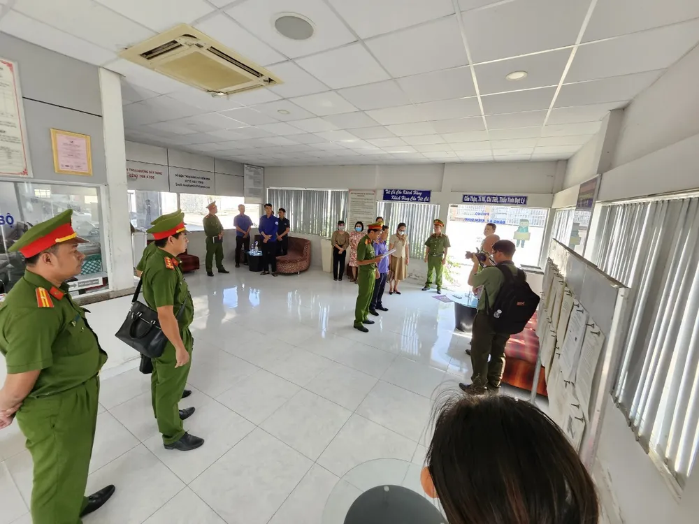 Cơ quan điều tra công bố lệnh bắt giam 2 phó giám đốc Trung tâm đăng kiểm. Ảnh PĐ đăng kiểm