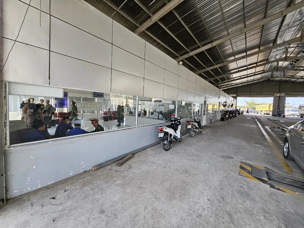 Cảnh sát đang thực hiện lệnh khám xét tại Trung tâm đăng kiểm. Ảnh PĐ. dang-kiem4.jpg
