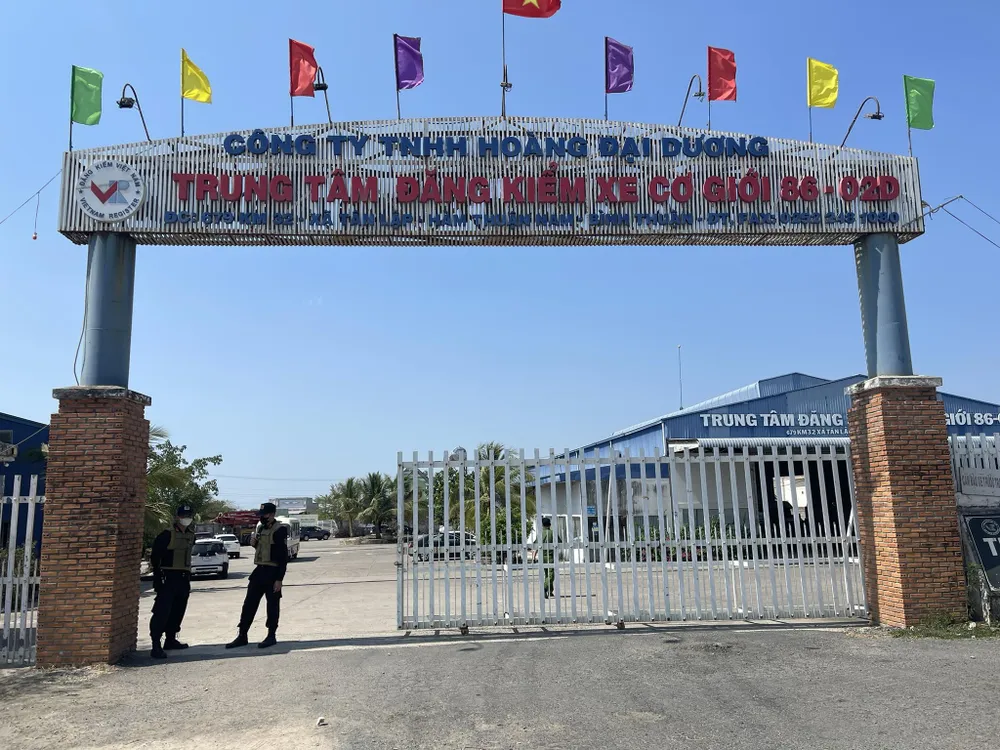 Cảnh sát phong tỏa Trung tâm Đăng kiểm. Ảnh PĐ. Dang-kiem5.jpg