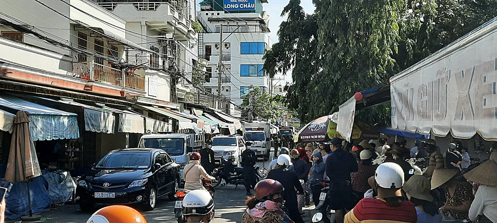 Vụ mang quan tài đến nhà chủ hụi thu hút rất đông người hiếu kỳ. con-hui.jpg