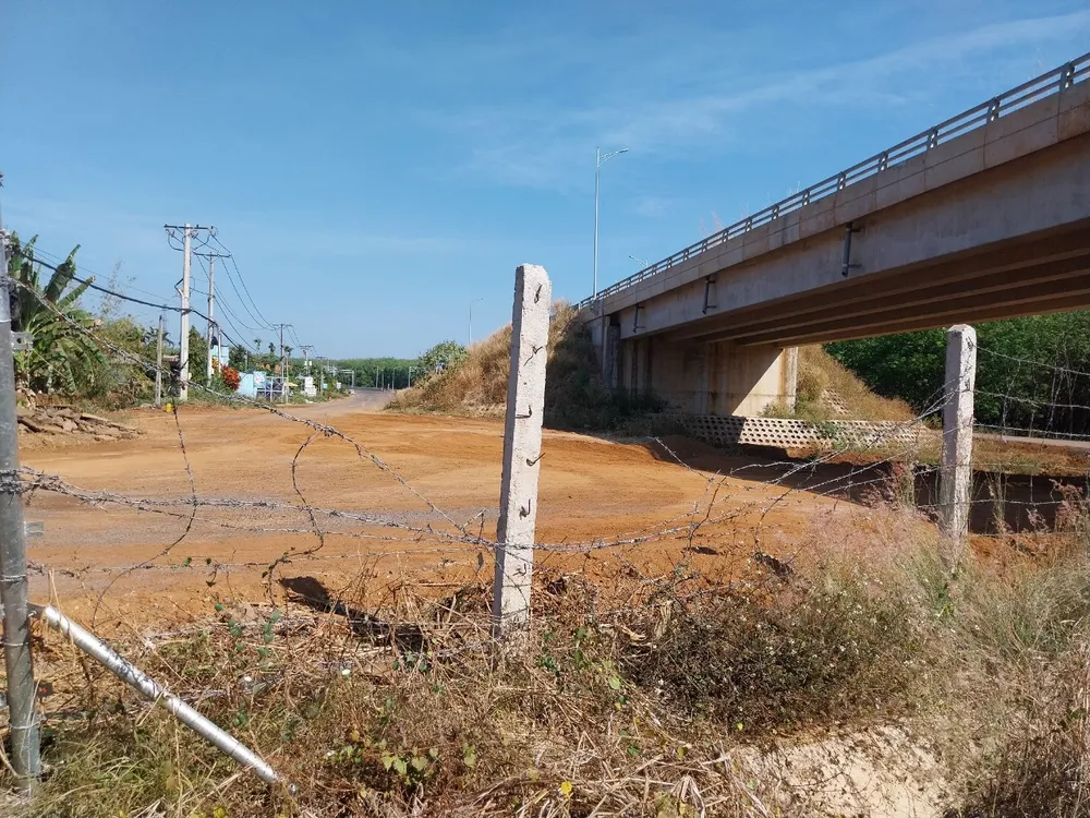 Hàng rào thép gai trên cao tốc bị cắt phá. cao-toc2.jpg