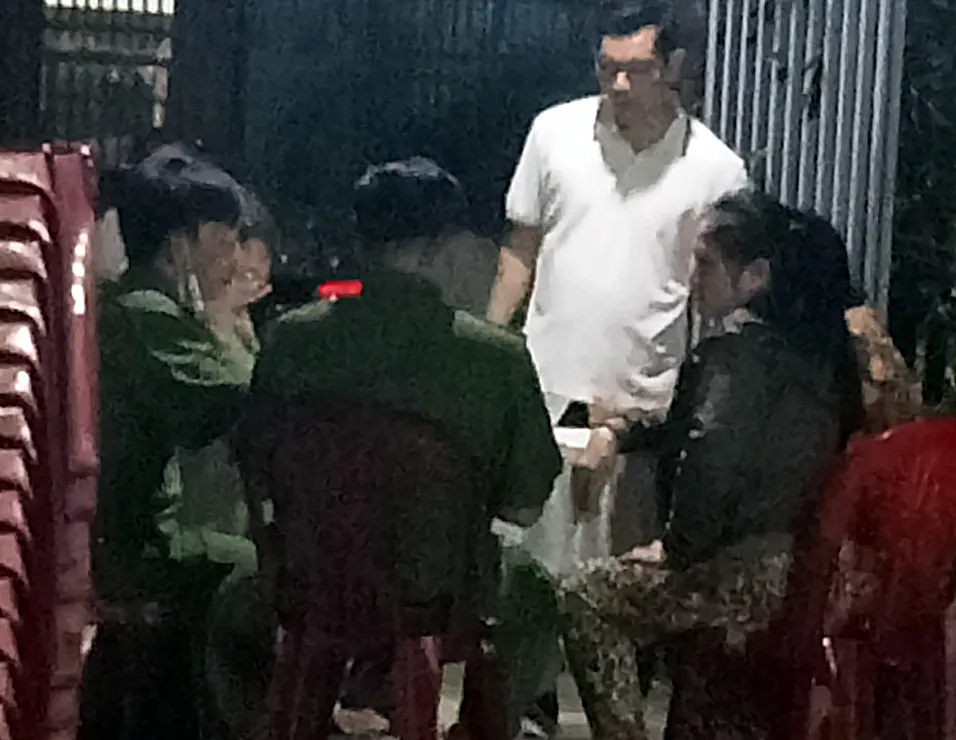 Công an xã Vũ Hòa đến chia buồn với gia đình cháu bé bị đuối nước. đuối nước