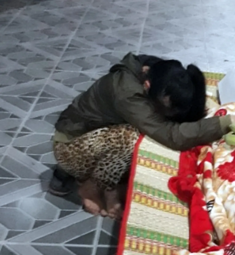 Người mẹ gục khóc bên thi thể con. duoi-nuoc (2).jpg