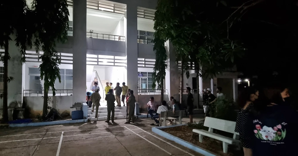 Nam sinh lớp 11 được đưa đi cấp cứu nhưng đã tử vong. Ảnh PĐ nam sinh