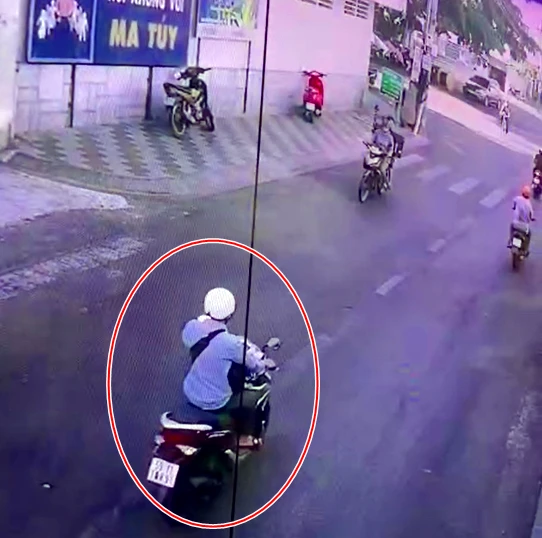 Camera ghi lại hình ảnh tên cướp tiệm vàng đã che dán biển số xe. tiem-vang (1).png