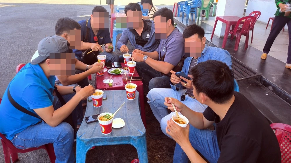 Lực lượng cảnh sát hình sự ăn mì gói trước khi ập vào bắt tên cướp tiệm vàng. tiem-vang (3).jpg