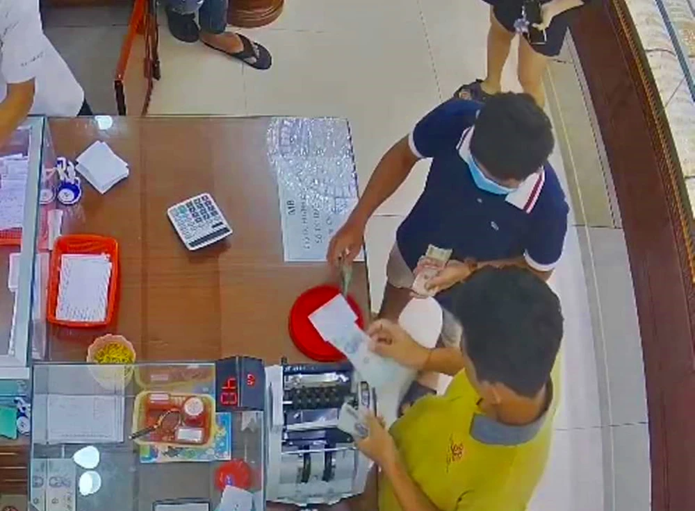 Tên cướp tiệm vàng đem bán 5 chỉ vàng tại Bình Dương. tiem-vang (4).jpg