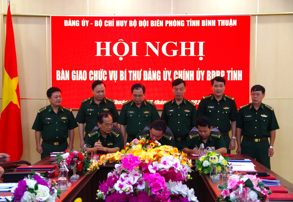 Lãnh đạo BĐBP chứng kiến lễ bàn giao. Ảnh TRUNG THÀNH. Binh-Thuan (10).JPG