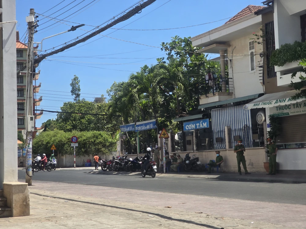 Cảnh sát xuất hiện trước nhà ông Xà Dương Thắng, nguyên giám đốc Sở Xây dựng Bình Thuận. Ảnh CTV BINH-THUAN (5).jpg