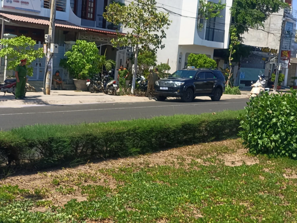 Xe của Bộ Công an trước nhà ông Nguyễn Xuân Phong, cựu Cục phó Cục Thuế Bình Thuận. Ảnh CTV. bình Thuận