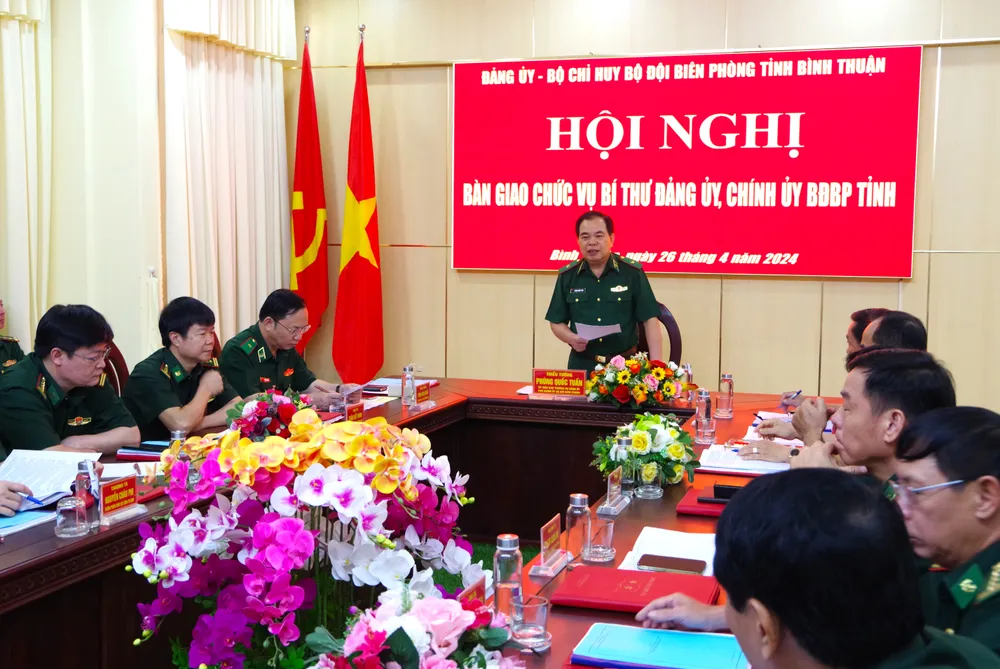 Thiếu tướng Phùng Quốc Tuấn, Phó Chính ủy BĐBP phát biểu tại buổi bàn giao. Ảnh TRUNG THÀNH. binh-thuan (7).JPG