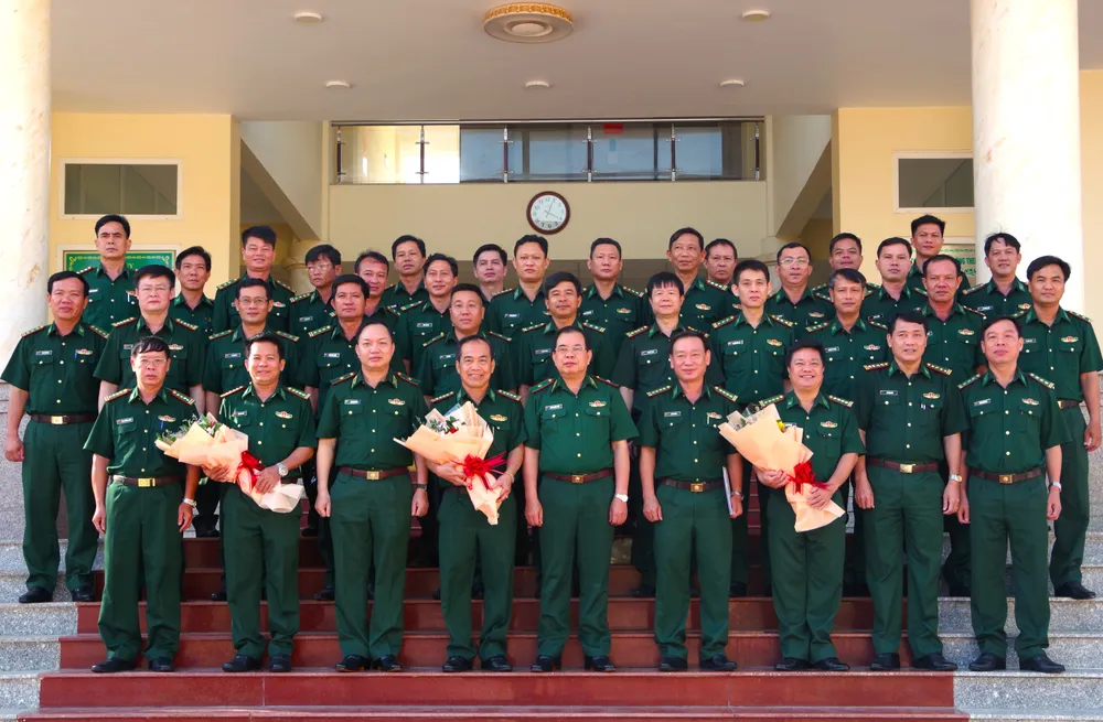 Thủ trưởng Bộ tư lệnh BĐBP chụp ảnh lưu niệm cùng các đại biểu tham dự hội nghị. Ảnh TRUNG THÀNH. binh-thuan (9).JPG