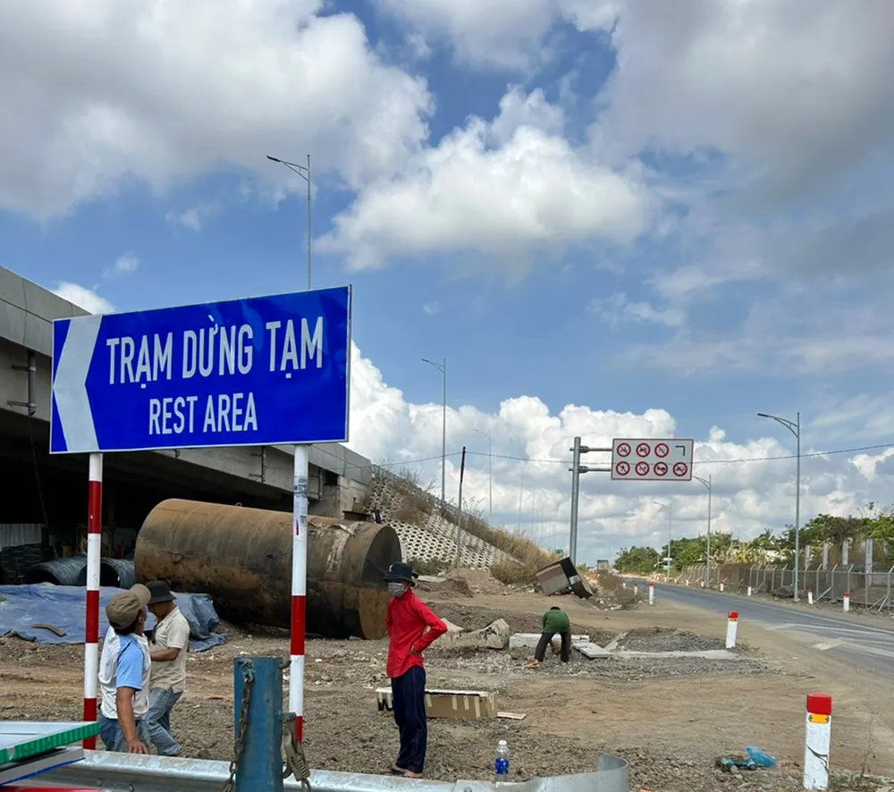 Trạm dừng chân tạm chỉ cách cao tốc khoảng 100 m. cao-toc (2).jpg