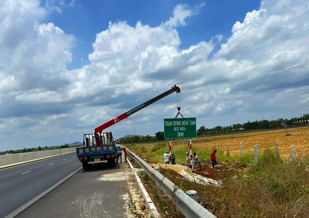 Lắp đặt bảng chỉ dẫn trên cao tốc Phan Thiết - Dầu Giây. cao tốc