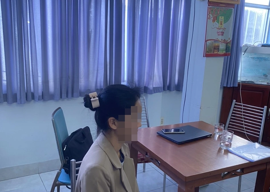 Nạn nhân D tại Văn phòng Luật sư Phan Thiết (Bình Thuận). Ảnh PN. Bình Thuận