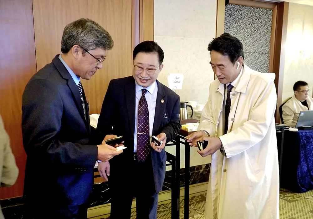 Ông Lý Xương Căn (giữa) đang kết nối giữa ông Nguyễn Minh (trái) và doanh nghiệp du lịch Hàn Quốc. Ảnh DL. du-lich (3).jpg