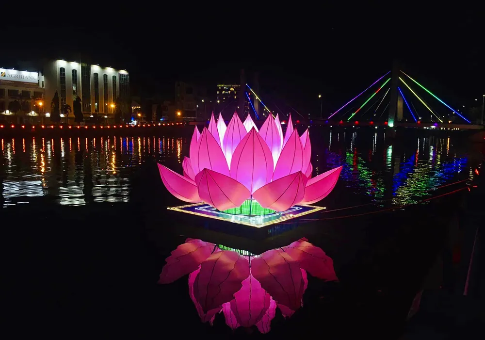Hoa sen thắp sáng về đêm trên sông Cà Ty. hoa-sen (2).jpg