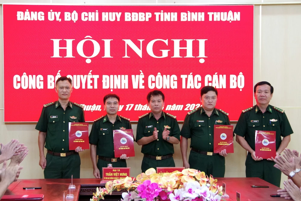 Đại tá Trần Việt Hưng (giữa) Chính ủy BĐBP tỉnh Bình Thuận trao quyết định bổ nhiệm cho bốn sĩ quan. Ảnh Trung Thành. biên phòng