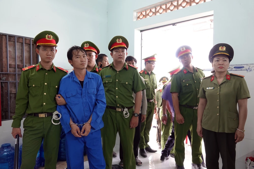 Công an bắt giam Nguyễn Hữu Chính "ông trùm" của "công trường sa tặc". Ảnh VH. cong-an (3).jpg