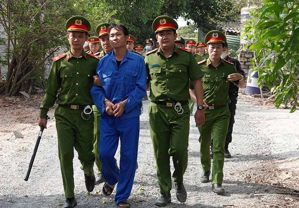 Công an Bình Thuận bắt tạm giam Nguyễn Hữu Chính ngày 3-4. cong-an (2).jpg