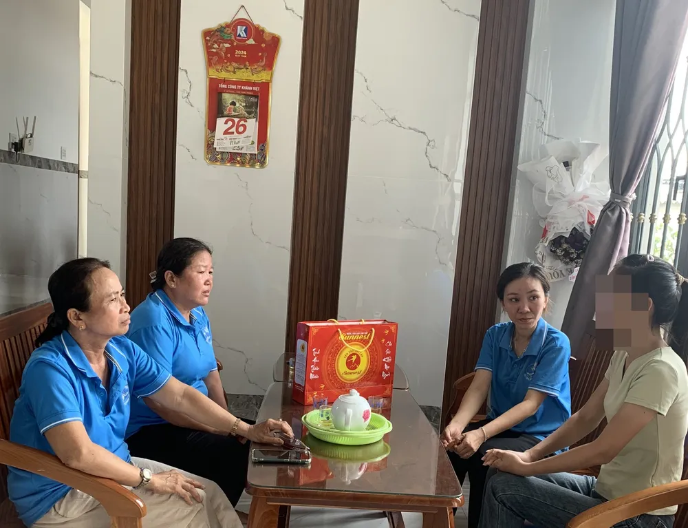 Hội Phụ nữ xã Phong Nẫm, Phan Thiết đến thăm, động viên nạn nhân D. phan thiết