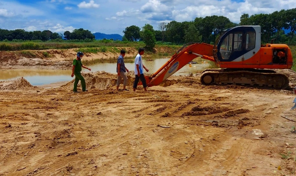 Một điểm khai thác cát trái phép tại Tánh Linh. Ảnh PĐ. Tánh Linh