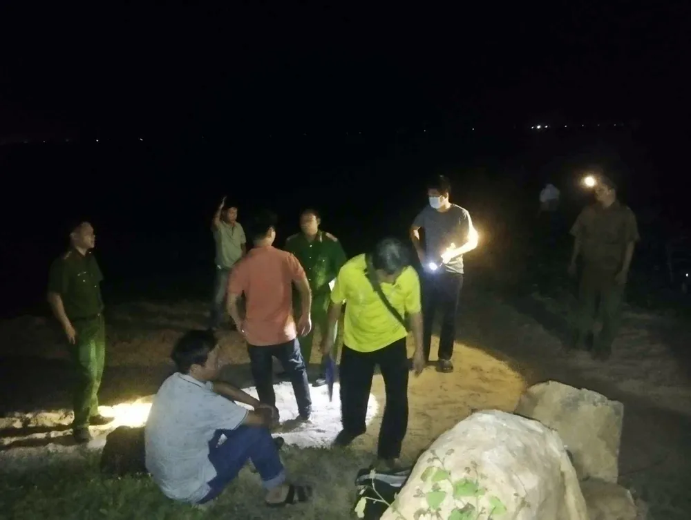 Cơ quan điều tra đến hiện trường trong đêm. nguoi-dan-ong1.jpg