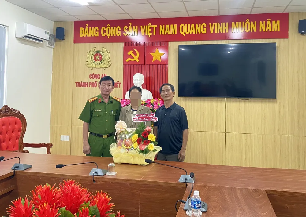 Thượng tá Trần Long Khánh tiếp ông Trần Văn Tư và con gái là chị D, bị hại trong vụ giữ người do cuồng tín tà giáo. cuồng tín tà giáo