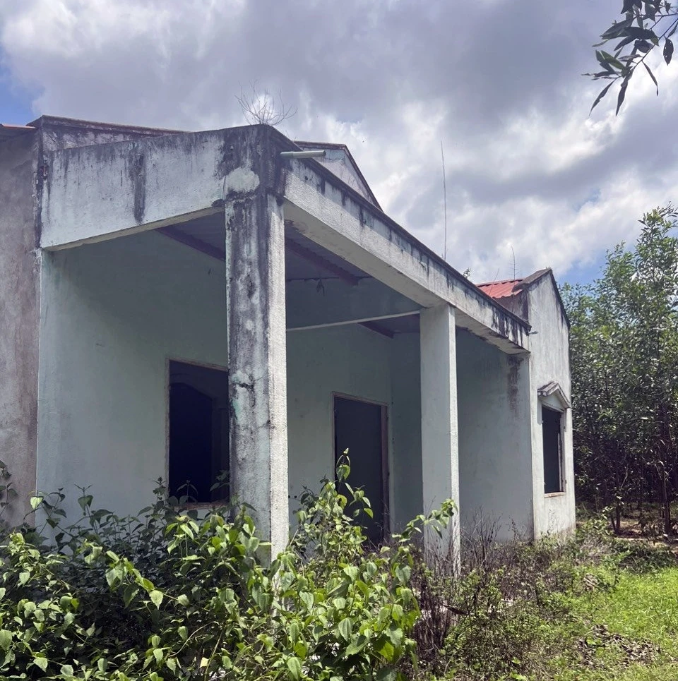 Căn nhà hoang nơi Phan Văn Hùng đưa chị N vào thực hiện hành vi hiếp dâm, cướp tài sản. cướp tài sản