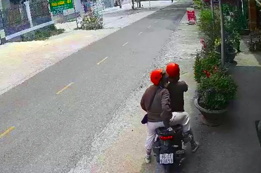 Hình ảnh đôi nam nữ đến các tiệm tạp hóa dùng tiền giả mua hàng Công an trích xuất được từ camera. lưu hành tiền giả