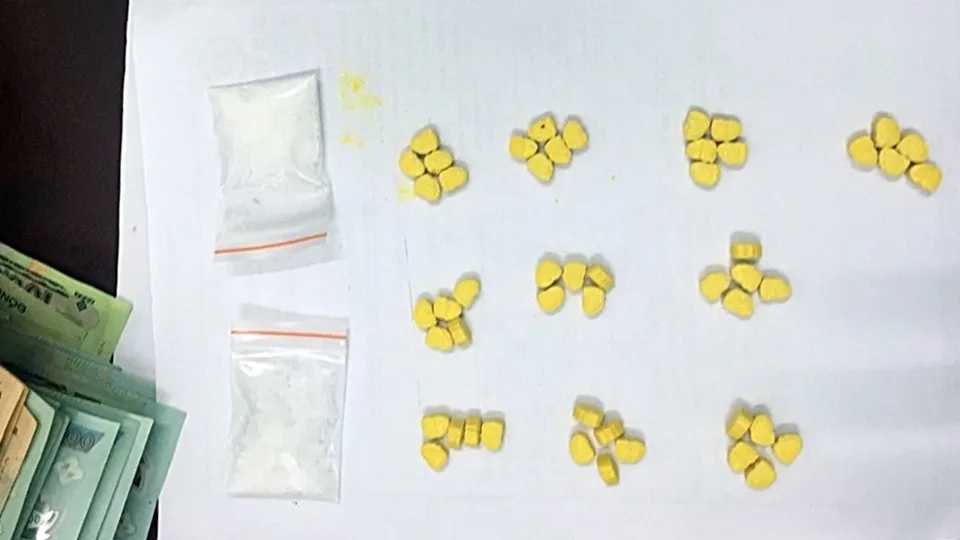Tang vật một vụ tàng trữ mua bán ma túy trên đảo Phú Quý. Tang vật một vụ tàng trữ mua bán ma túy trên đảo Phú Quý.