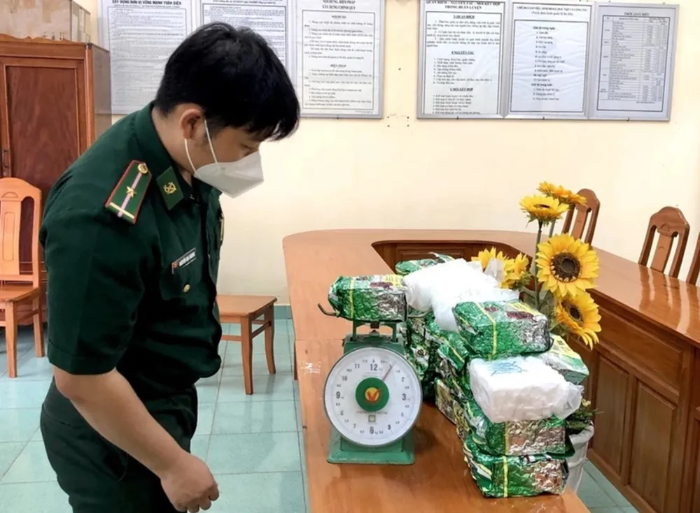 Bộ đội Biên phòng kiểm tra trọng lượng các "gói trà" chứa ma túy trôi dạt trên bờ biển đảo Phú Qúy vào tháng 12-2021. Bộ đội Biên phòng kiểm tra trọng lượng các 'gói trà' chứa ma túy trôi dạt trên bờ biển đảo Phú Qúy vào tháng 12-2021.